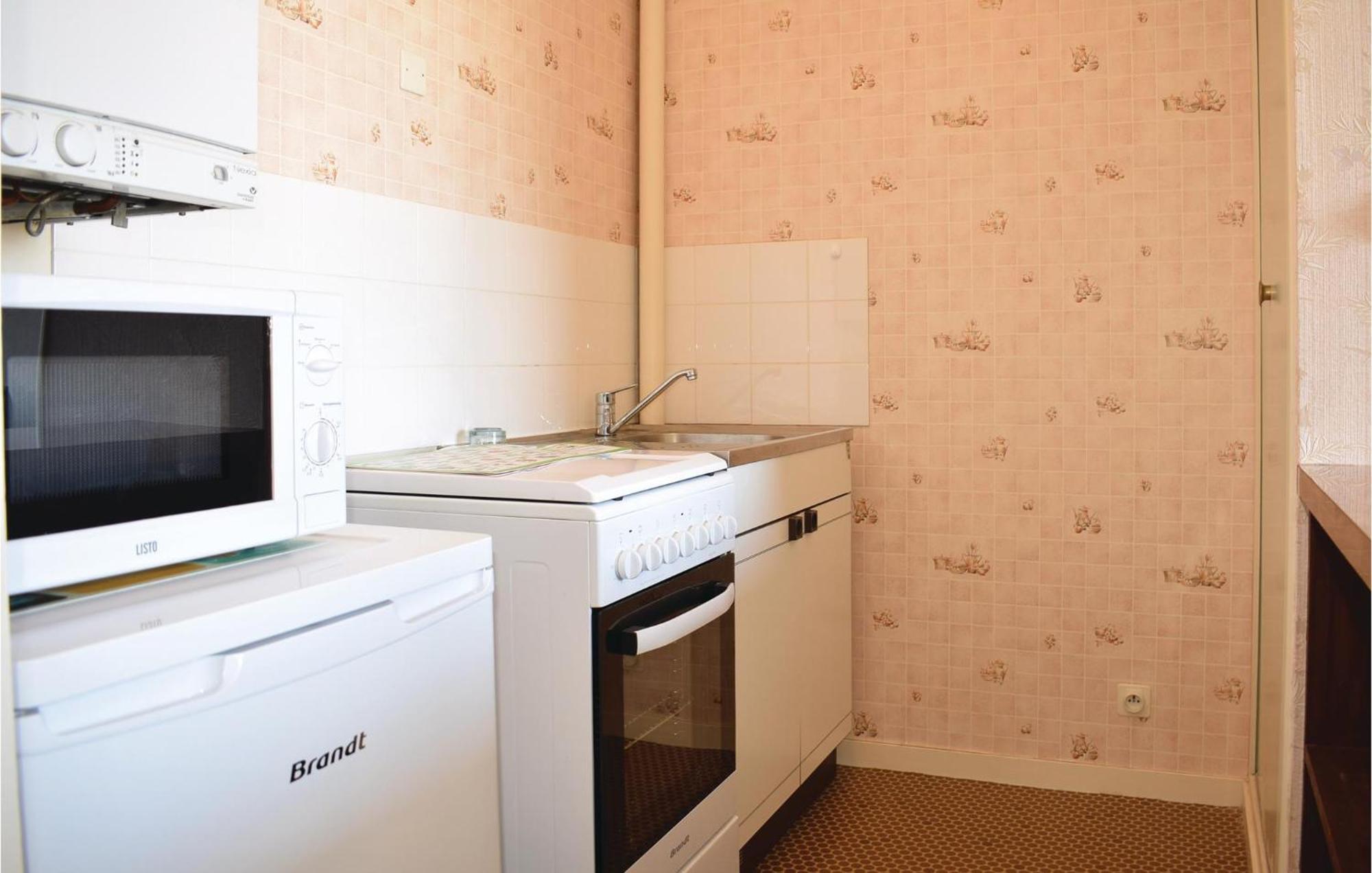 1 Bedroom Nice Apartment In Grandcamp Maisy Εξωτερικό φωτογραφία